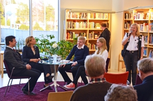 High School students interview Minister of Transport and Local Government at Tapiola Library